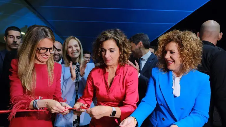 La ministra Montero, junto a la alcaldesa y la presidenta de la Diputación cortando la cinta