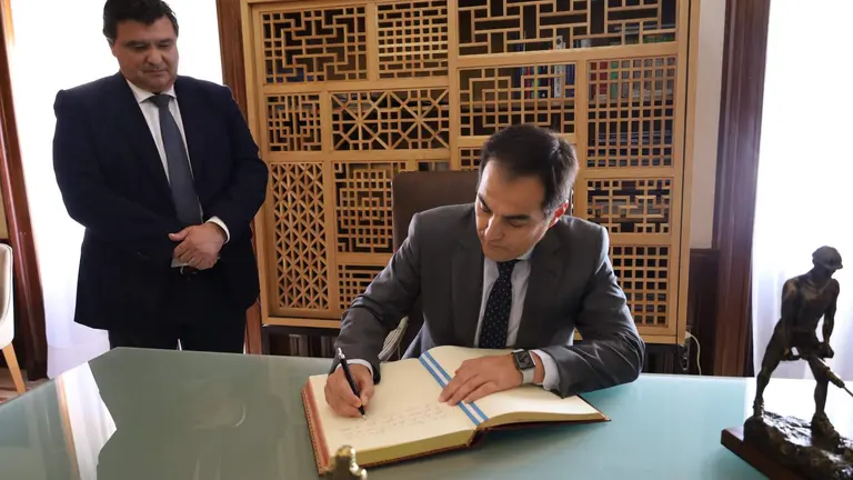 El consejero y el alcalde en el Ayuntamiento