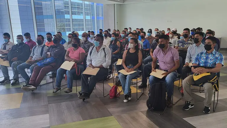 Trabajadores y trabajadoras hondureños en una de las charlas.