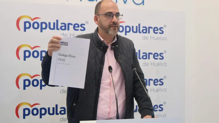 Fernández, del PP almonteño en rueda de prensa