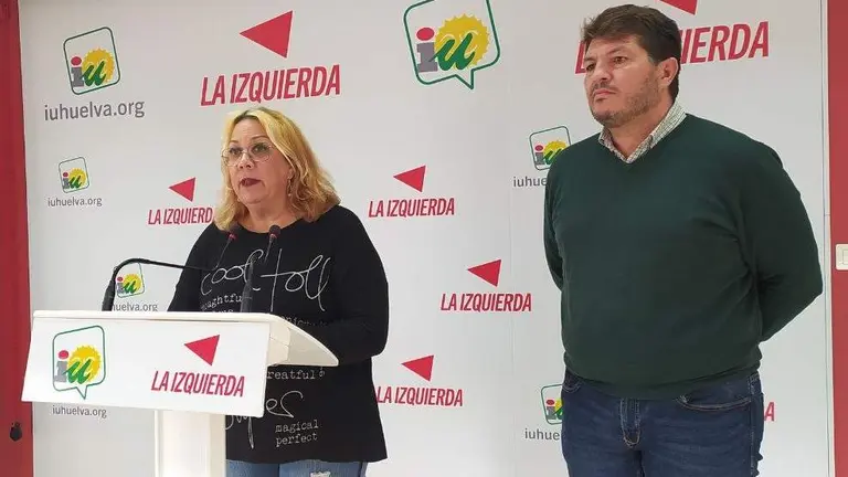 Mónica Rossi y Marcos Toti en la sede de IU Huelva