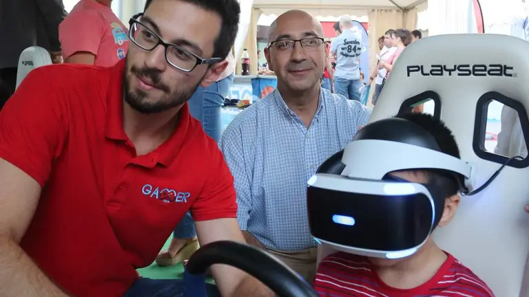 Un joven juega con unas gafas de realidad virtual