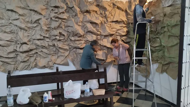 Ultimando el decorado del belén de Las Chinas 2022 (