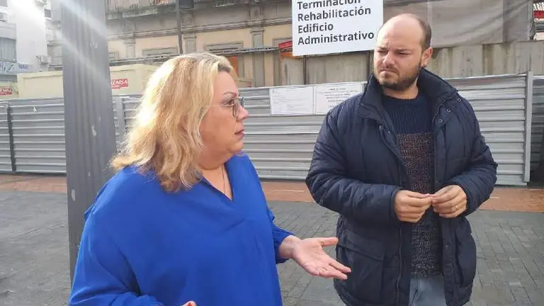 Mónica Rossi junto al antiguo edificio de Hacienda en Huelva