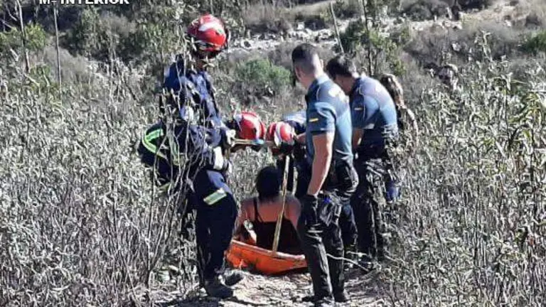 La senderista cayó a un barranco, en la imagen tras su rescate