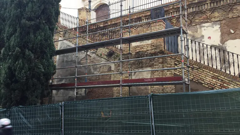 El muro estaba en mal estado y se desmoronaba en algunos puntos