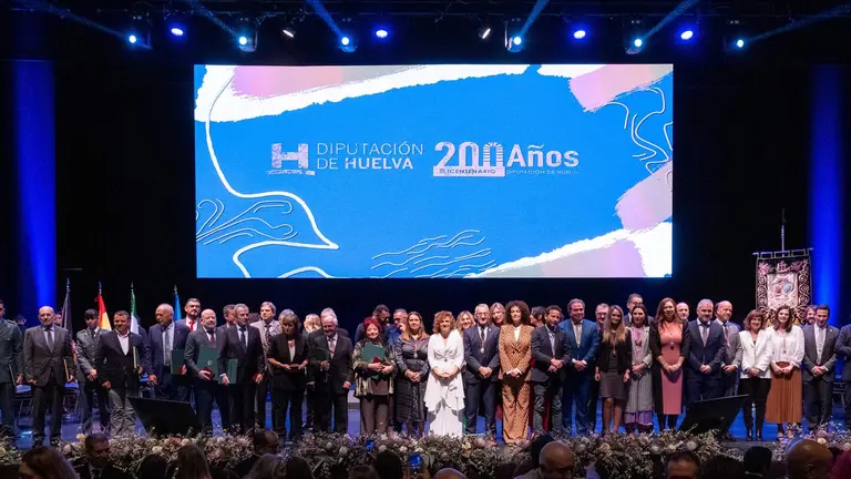 Foto de familia galardonados con las Medallas de Oro de la Provincia