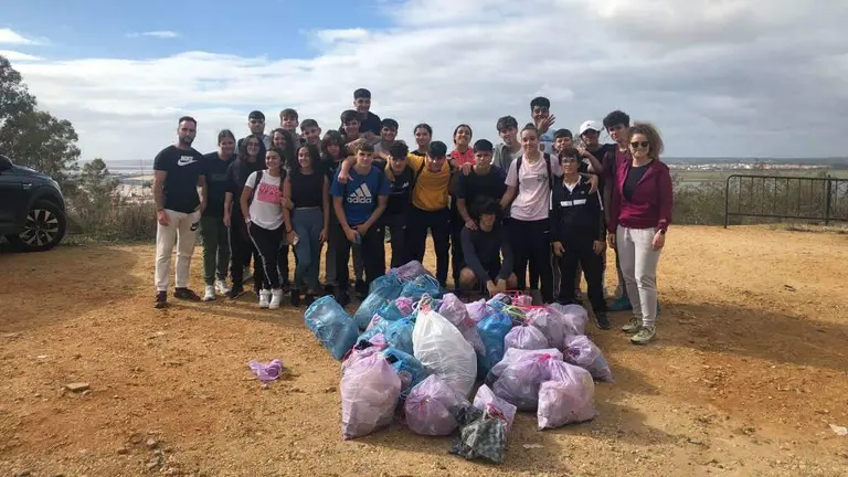 Recogida de basura arrojada a los Cabezos.