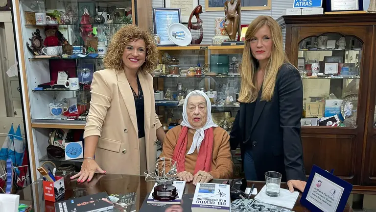 Lim&oacute;n junto a Hebe de Bonafini, sentada