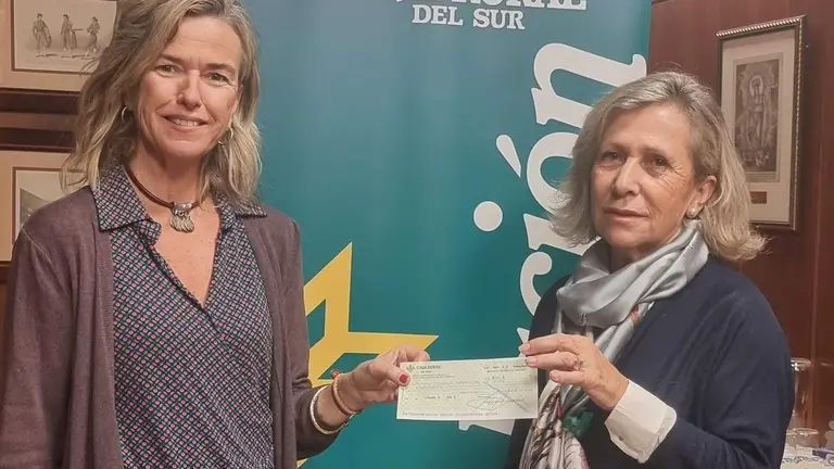 Entrega del tal&oacute;n de la recaudaci&oacute;n a la representante del 'Comedor Virgen de la Cinta'