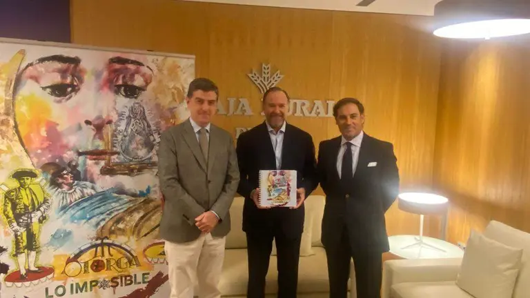Presentación por parte de García Palacios, Litri y el presidente de la Matriz.