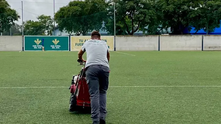 Trabajos para la sustitución del césped artificial de la Ciudad Deportiva.