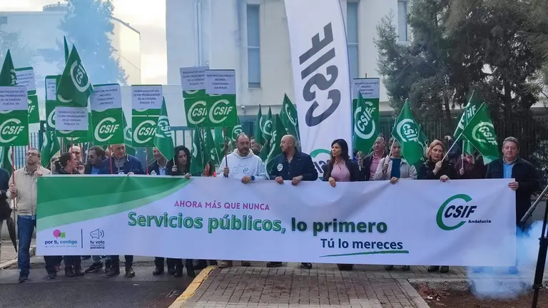 Protesta de CSIF ante la delegaci&oacute;n del Gobierno de la Junta en Huelva