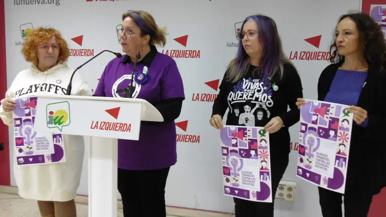 Charo González, Mónica Rossi, Mari Ángeles Alves y Silvia Zambrano, integrantes de la Red Feminista IU Huelva)