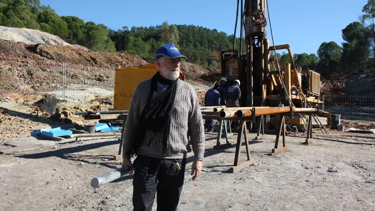 El catedrático Ricardo Amils, portando un testigo para Laboratorio