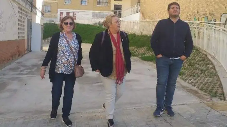 Monica Rossi recorre las calles de La Orden junto con la presidenta de la Asociación Los Desniveles y Marcos Toti
