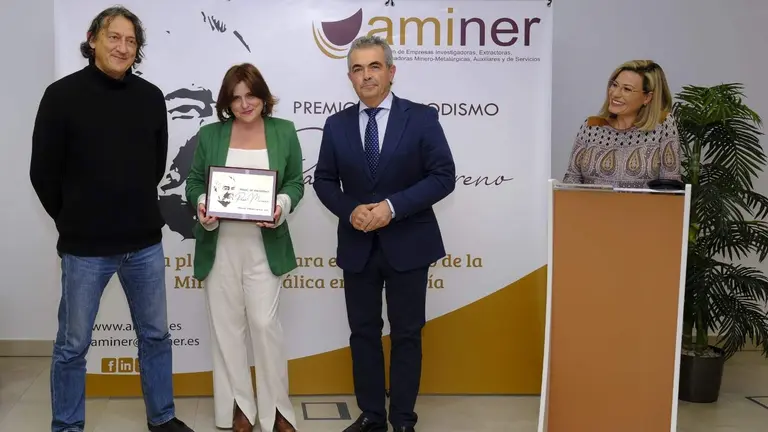 (((Pie de foto: Luis Vega, presidente de Aminer, entrega el Premio a la periodista Eva Villegas, en presencia de Priscila Moreno, gerente ejecutiva de Aminer)))