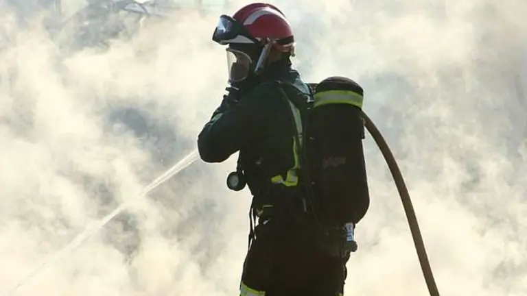 Agente del Consorcio en un incendio