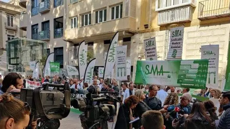 Protesta de los médicos, esta mañana, en lo que es el primer aviso a la Junta