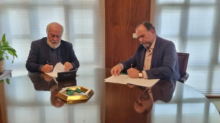 221201. Los presidentes de la DOP Condado de Huelva y Fundaci&oacute;n Caja Rural del Sur en la firma del convenio