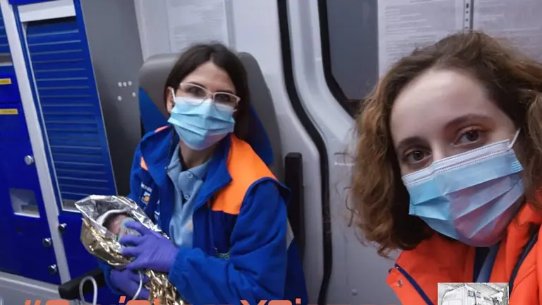 El equipo, con el bebé a bordo camino del hospital