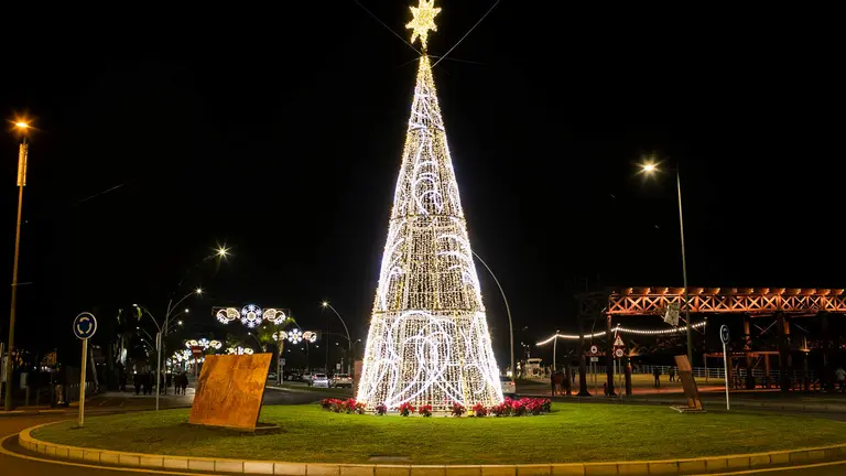Árbol de navidad en la rotonda
