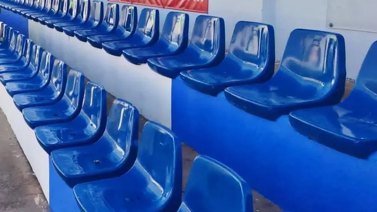 La grada del Bollullos con los asientos cedidos por el Sevilla.