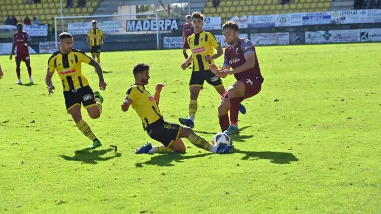 Lance del partido entre el San Roque de Lepe y el Cádiz B.