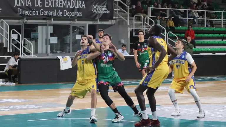 El filial del Cáceres en acción ante el Aljaraque.