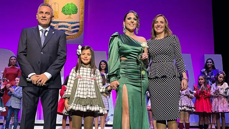 Las Reinas con las autoridades