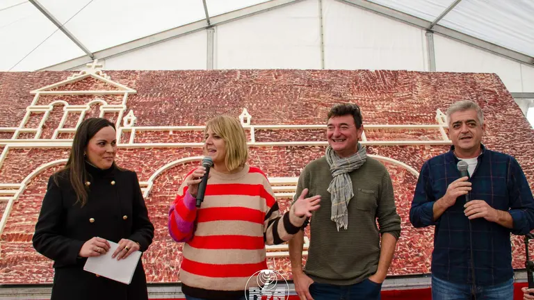 La alcaldesa, junto a los padrinos de la Ración