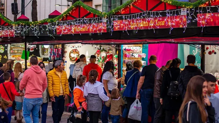 Ambiente comercial en el centro de la capital con motivo del encendido