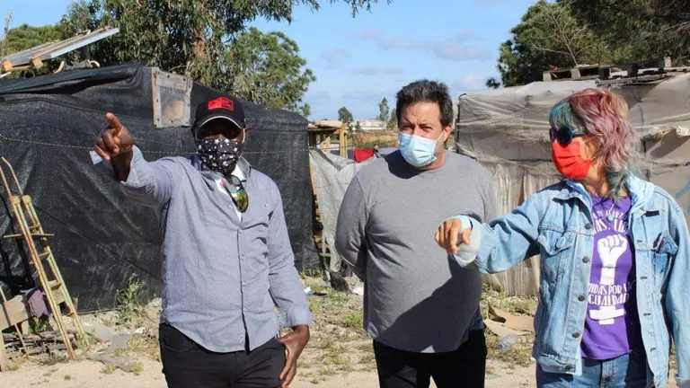 Manu Pineda en el asentamiento chabolista situado junto a Palos de la Frontera