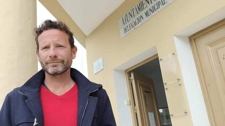 David F. Calderón a las puertas de la sede del Ayto de Cartaya en Nuevo Portil
