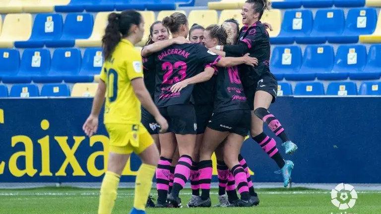 Otro gol de Balcerzak en tiempo de recuperación aúpa al Sporting al octavo puesto.