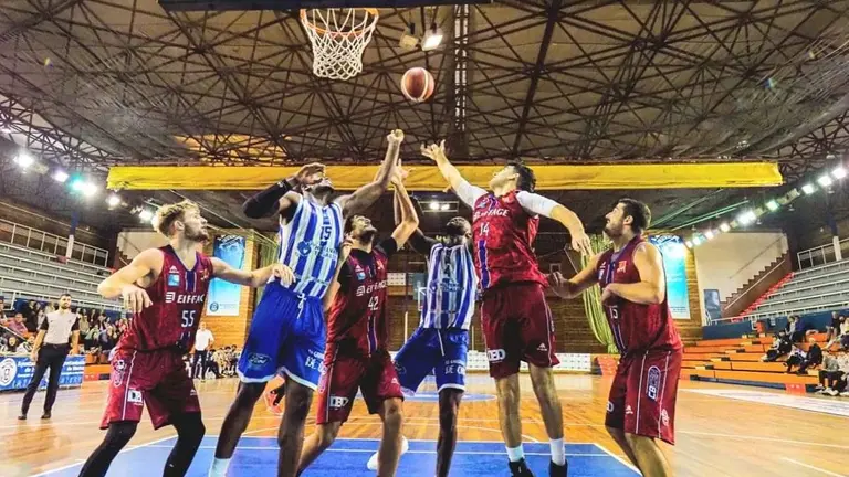 Lucha bajo tableros.