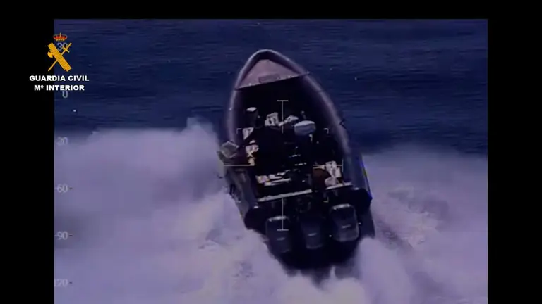 Persecución en el mar de una lancha