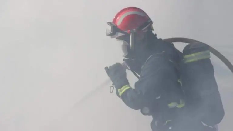 Agente del Consorcio en un incendio