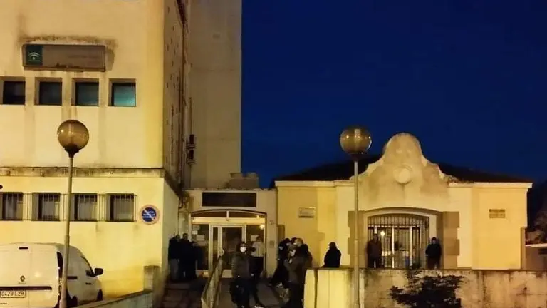 Colas de madrugada en el centro de salud de Ayamonte