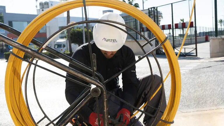 Un operario de Avatel en una instalación