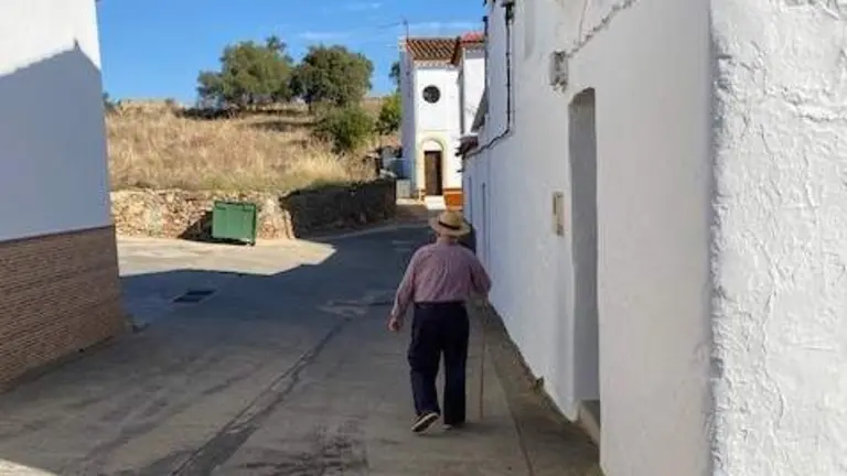 Un paisano camina por su pueblo