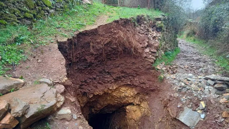 Socavón abierto en un camino muy transitado.