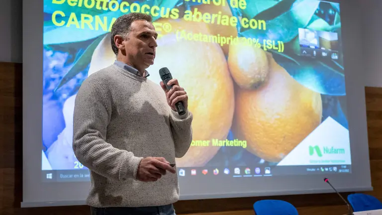 Mesa explicativa sobre cítricos