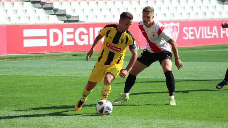 Camacho en acción con el San Roque de Lepe.
