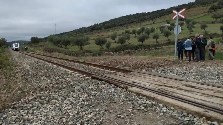 Senderistas junto a la línea Zafra-Huelva, casi abandonada por Renfe para el transporte de pasajeros. (Foto: M. González)