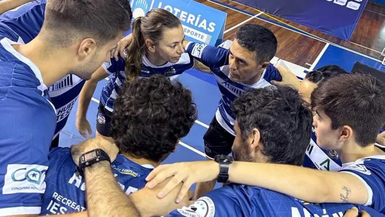 Paco Ojeda aleccionando a su equipo.