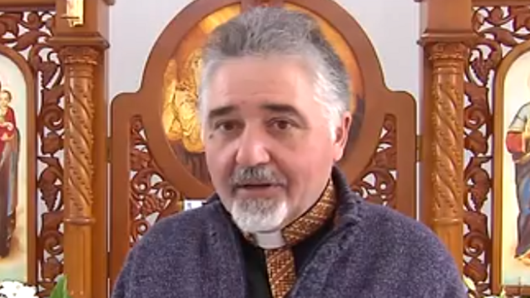 El párroco, en su templo de Huelva