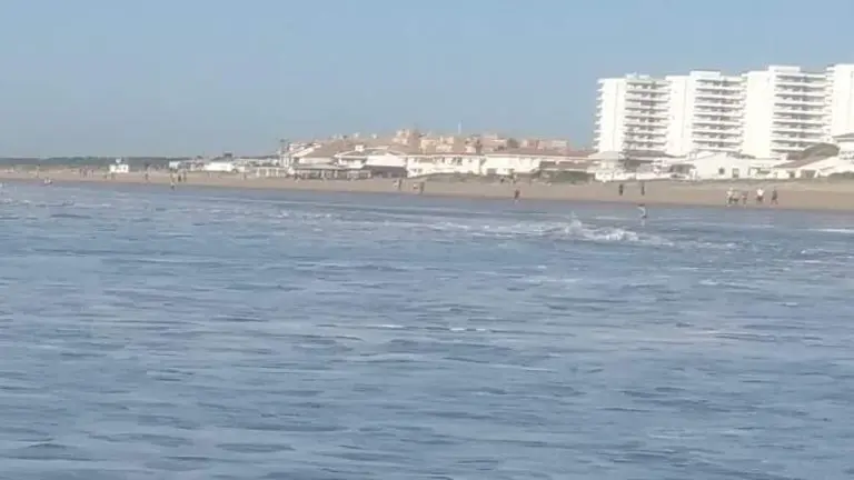 Foto compartida hoy desde Tiempo Brasero y Meteohuelva, con la playa de Punta ambientada
