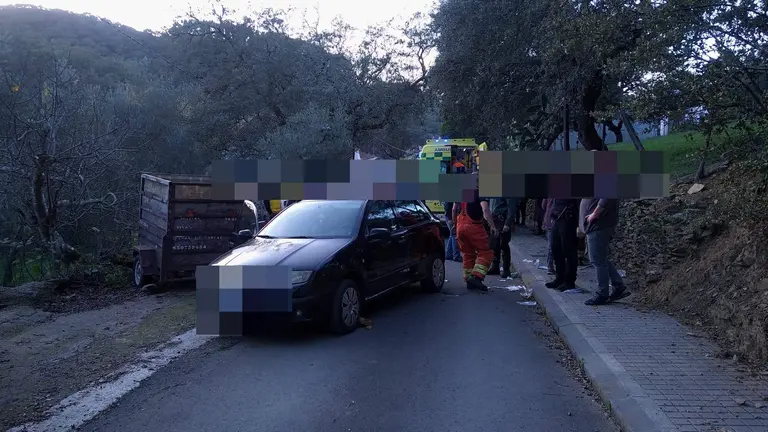 Labores de rescate del hombre atropellado en la localidad de Casta&ntilde;uelo