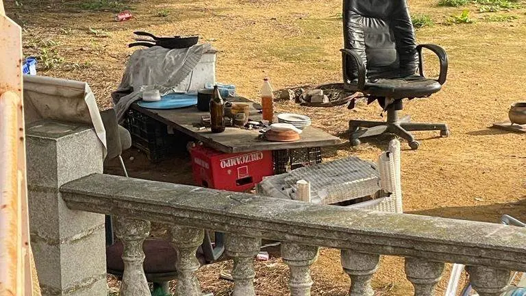 Objetos y basura acumulada en el Parque